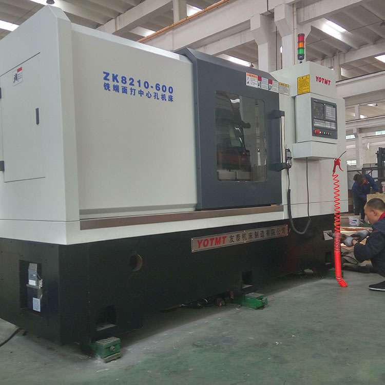 整(zhěng)裝中的(de)zk8210銑端面(miàn)打中心(xīn)孔機床(chuáng)