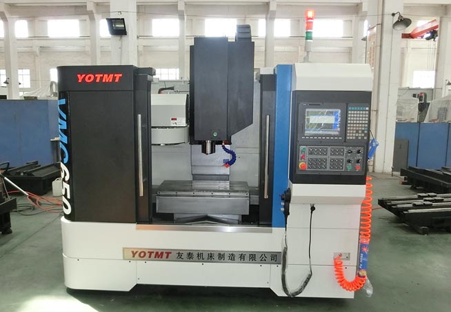 VMC650線軌(guǐ)加工中(zhong)心正面(mian)圖