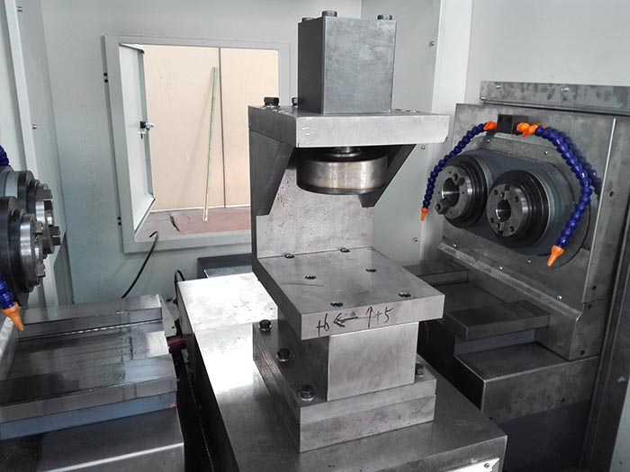 電(dian)動三輪(lún)車後橋(qiáo)數控專(zhuān)用機床(chuáng)細節圖(tú)