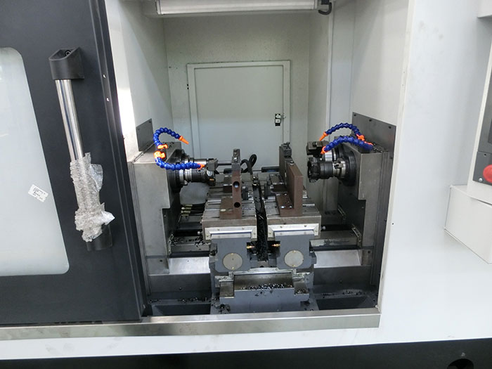 汽(qi)車轉向節銑(xǐ)端面打中心(xin)孔工序